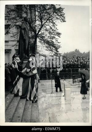 Oct. 10, 1955 - Queen unveils statue to her father - King George VI. Ceremony in Carlton Gardens.: H.M. The Queen this morning performed the ceremony of unveiling the statue to her father King George VI - in Carlton Gardens. The ceremony was attended by other members of the Royal family including the Queen Mother; Princess Margaret - Duke of Edinburgh; Duke and Duchess of Gloucester; duchess and Princess Margaret of Kent. Photo shows the scene as the Queen performs the ceremony in Carlton gardens this morning. Standing behind can be seen the Archbishop of Canterbury - and other officials.