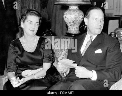 Socialite Barbara Hutton with husband Gottfried von Cramm Stock Photo