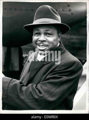 May 05, 1956 - Archie Moore arrives.: The world light-heavyweight champion, Archie Moore, who defends his title against Yolande Stock Photo