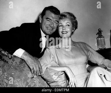 Actors Jack Hawkins and Arlene Dahl Stock Photo