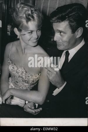 On the set, Louis Malle (director) and Brigitte Bardot / A Very Private  Affair / 1961 directed by Louis Malle Stock Photo - Alamy