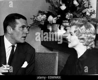 Marilyn Monroe and Sir Laurence Olivier at a press conference for 'The Sleeping Prince' Stock Photo