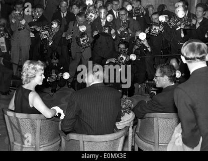 Marilyn Monroe, Arthur Miller, and Sir Laurence Olivier being interviewed Stock Photo