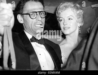 Starlet Marilyn Monroe in a car with husband Arthur Miller Stock Photo