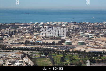 El Segundo, California, USA. 15th May, 2014. The expansive Chevron El Segundo Refinery is seen from the air with the Pacific Ocean in the background. The oil refinery has operated in the South Bay of Los Angeles since 1911. © John Schreiber/ZUMAPRESS.com/Alamy Live News Stock Photo