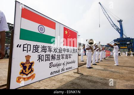 (140517) -- VISAKHAPATNAM, May 17, 2014 (Xinhua) -- Indian navy soliders welcome Chinese navy soldiers at port of Visakhapatnam in east Indian on May 17, 2014. Chinese Navy training vessel Zhenghe and missile frigate Weifang arrived in port of Visakhapatnam in east Indian and started a 4-day visit on Saturday. (Xinhua/Zheng Huansong) (djj) Stock Photo