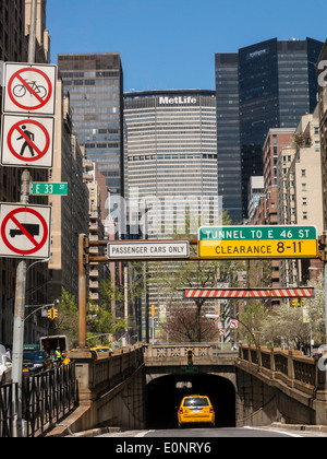 Park Avenue South Tunnel Entrance, 33nd Street, NYC, USA Stock Photo