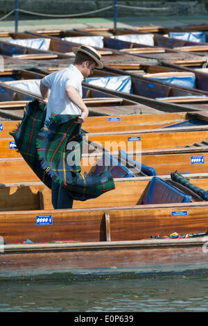 Cambridge UK , 18th May 2014. Staff at Scudamore's Boatyard prepare the punts for a busy Sunday punting on the River Cam, Cambridge UK as another warm sunny day is forecast.  The temperature is expected to reach 24 degrees centigrade.  Many tourists will take chauffeured punt trips along the river enjoying the sights of the historic University buildings.  Credit Julian Eales/Alamy Live News Stock Photo