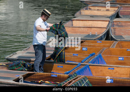 Cambridge UK , 18th May 2014. Staff at Scudamore's Boatyard prepare the punts for a busy Sunday punting on the River Cam, Cambridge UK as another warm sunny day is forecast.  The temperature is expected to reach 24 degrees centigrade.  Many tourists will take chauffeured punt trips along the river enjoying the sights of the historic University buildings.  Credit Julian Eales/Alamy Live News Stock Photo