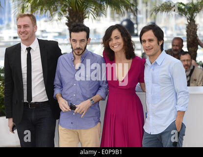 Cannes, France. 18th May, 2014. Argentine actor Claudio Tolcachir, Argentine director Pablo Fendrik, Brazilian actress Alice Braga and Mexican actor Gael Garcia Bernal (from L to R) pose during the photocall for 'El Ardor' at the 67th Cannes Film Festival in Cannes, France, May 18, 2014. The movie is presented in the section Special Screenings of the festival which runs from May 14 to 25. Credit:  Ye Pingfan/Xinhua/Alamy Live News Stock Photo