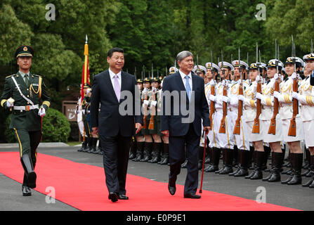 Shanghai, China. 18th May, 2014. Chinese President Xi Jinping (L) holds a welcoming ceremony for visiting Kyrgyz President Almazbek Atambaev before their talks in Shanghai, east China, May 18, 2014. Credit:  Pang Xinglei/Xinhua/Alamy Live News Stock Photo