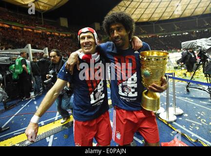 Berlin, Germany. 17th May, 2014. German DFB Cup final. Borussia Dortmund versus Bayern Munich. Arjen Robben (Bayern Munich), and Dante (Bayern Munich)with the cup Credit:  Action Plus Sports/Alamy Live News Stock Photo