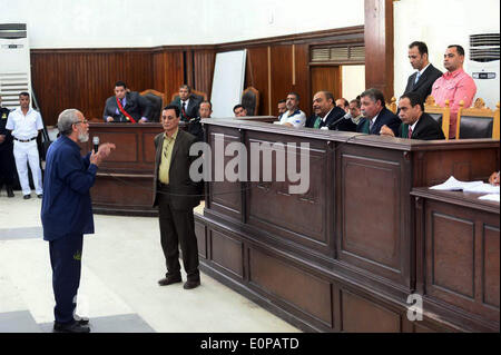 Cairo, Egypt. 18th May, 2014. Egyptian Brotherhood's supreme guide Mohamed Badie gestures as he talks to his judges during his trial in the capital Cairo on May 18, 2014. An Egyptian court today sentenced 126 supporters of ousted Islamist president Mohamed Morsi to 10 years in prison each over protest violence, judicial sources said Credit:  Mohammed Bendari/APA Images/ZUMAPRESS.com/Alamy Live News Stock Photo