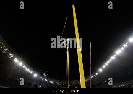 Shanghai, China. 18th May, 2014. Renaud Lavillenie of France competes during the men's pole vault at the IAAF Diamond League Athletics in Shanghai, east China, May 18, 2014. Lavillenie claimed the title with 5.92 meters. © Li Ming/Xinhua/Alamy Live News Stock Photo