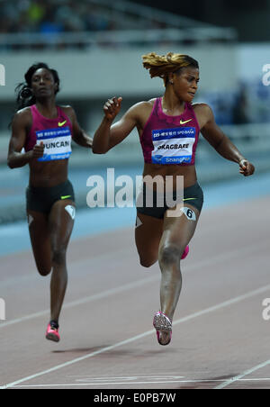 Shanghai, China. 18th May, 2014. Blessing Okagbare (R) of Nigeria competes during the women's 200m race at the IAAF Diamond League Athletics in Shanghai, east China, May 18, 2014. Okagbare claimed the title with 22.36 seconds. © Li Jundong/Xinhua/Alamy Live News Stock Photo