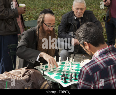 Avid chess players in Bryant Park midtown Manhattan, NYC Stock Photo - Alamy