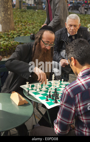 Avid chess players in Bryant Park midtown Manhattan, NYC Stock Photo - Alamy