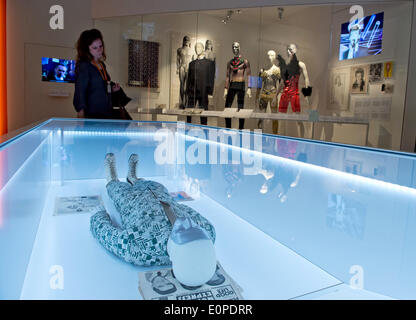 Berlin, Germany. 18th May, 2014. A woman views the body suit from the 1972 Ziggy Stardust Tour at the 'David Bowie' exhibition at Martin-Gropius-Bau during a preview in Berlin, Germany, 18 May 2014. The show will run from 20 May till 10 August 2014. Photo: SOEREN STACHE/DPA (A)/dpa/Alamy Live News Stock Photo