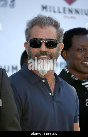 Actor Mel Gibson attends the photocall of 'Expandables 3' riding on a tank during the 67th Cannes International Film Festival in front of Hotel Carlton in Cannes, France, on 18 May 2014. Photo: Hubert Boesl - NO WIRE SERVICE - Stock Photo