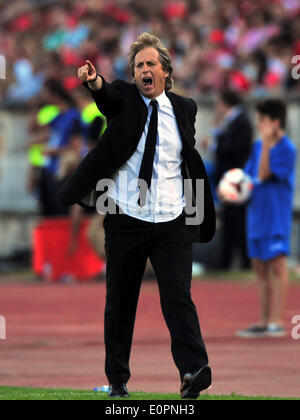 (140519) -- LISBON, May 19, 2014 (Xinhua) -- Benfica's head coach Jorge Jesus gestures during the Portuguese Cup final soccer match against Rio Ave in Lisbon, Portugal, May 18, 2014. Benfica won the Portuguese Cup by defeating Rio Ave 1-0.  (Xinhua/Zhang Liyun) Stock Photo