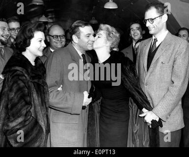 Starlet Marilyn Monroe kissing her friend Sir Laurence Olivier goodbye Stock Photo