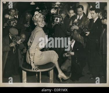 Sep. 09, 1957 - Jayane Mansfield arrives: Hollywood film star Jayane Mansfield arrived at London Airport today. She is to attend tomorrow's premiere of her film, ''Oh! for a Man''. Photo shows Jayne Mansfield is surrounded by cameraman at today's press conference at London Airport after her arrival. Stock Photo