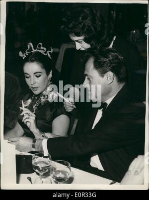 Jan. 01, 1958 - International Model Ball At The Dorchester. Elizabeth Taylor And Mike Todd Attend: Photo shows Elizabeth Taylor Stock Photo
