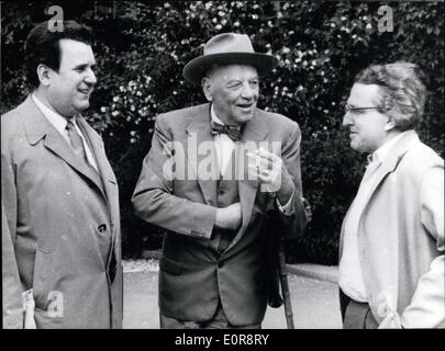 Jul. 07, 1958 - Opera-Festival 1958 at Bayreuth: On July 23rd 1958 the Bayreuth Festival 1958 was opened. Conductor professor Hans Knappertabusch speaking with singer Hans Beirer, who is to sing the part of Parsifal, and Wolfgang Wagner (right) the director of the ''Tristan' Stock Photo