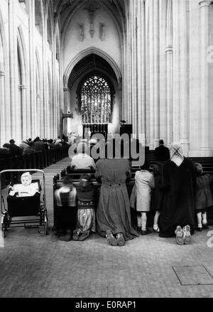 Parishioners pray for the death of Pope Pius XII Stock Photo