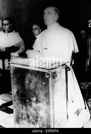 Pope Pius XII praying at Castelgandolfo Stock Photo