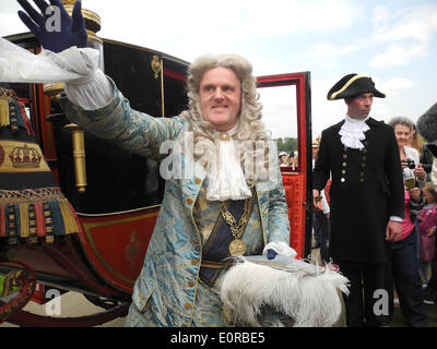 Amateur actor Wilhelm Lilje dressed as Prince George, Elector of Hanover, poses outside of Kensington Palace in London, Britain, 16 May 2014. Lilje traveled from Hanover to London mostly in a coach just like the Prince-Elector 300 years ago before he was crowned as King George I. Photo: Teresa Dapp/dpa Stock Photo