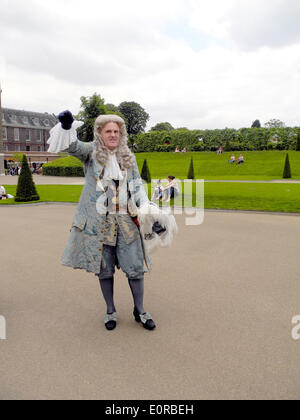 Amateur actor Wilhelm Lilje dressed as Prince George, Elector of Hanover, poses outside of Kensington Palace in London, Britain, 16 May 2014. Lilje traveled from Hanover to London mostly in a coach just like the Prince-Elector 300 years ago before he was crowned as King George I. Photo: Teresa Dapp/dpa Stock Photo