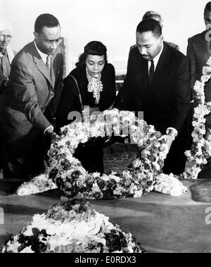 Martin Luther King, Jr. at Gandhi's memorial with wife Stock Photo