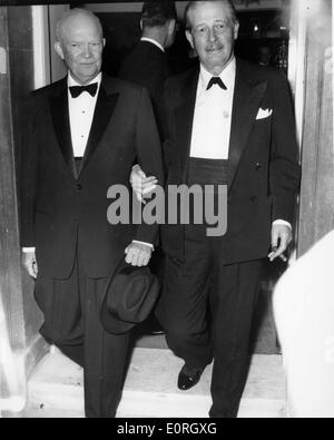 General Eisenhower walks with Harold Macmillan Stock Photo