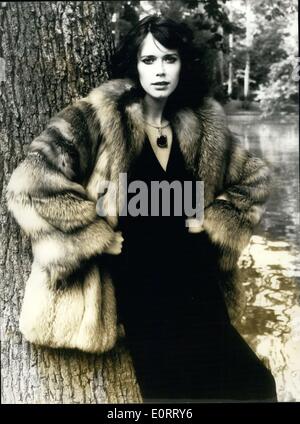 Fur coat 1960 hi-res stock photography and images - Alamy