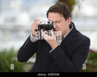 Cannes, France. 19th May, 2014. U.S. actor Channing Tatum takes photographs as he poses during the photocall for 'Foxcatcher' at the 67th Cannes Film Festival in Cannes, France, May 19, 2014. The movie is presented in the Official Competition of the festival which runs from May 14 to 25. Credit:  Ye Pingfan/Xinhua/Alamy Live News Stock Photo
