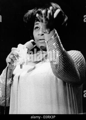 Singer Ella Fitzgerald performing on stage Stock Photo - Alamy