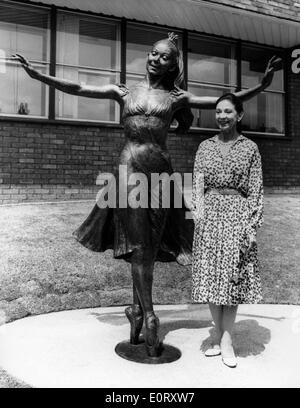 Prima Ballerina Margot Fonteyn with her statue Stock Photo