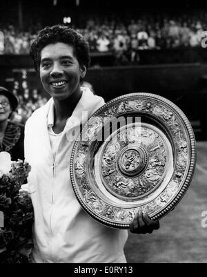 Tennis pro Althea Gibson shows off Wimbledon trophy Stock Photo