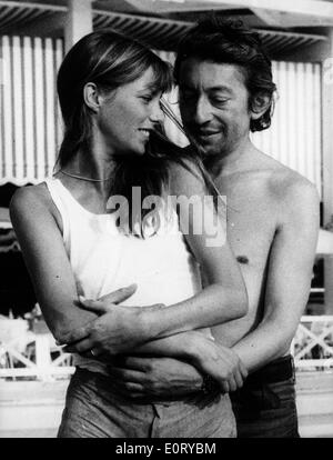 Singer Serge Gainsbourg with wife Jane Birkin Stock Photo: 69367865 - Alamy