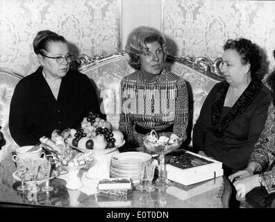 First Lady Claude Pompidou has tea with friends Stock Photo