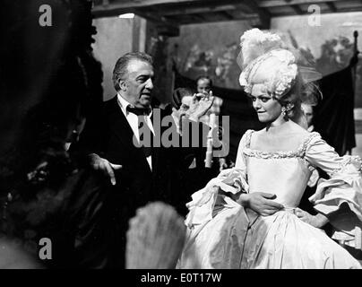 Federico Fellini on set of film with Claudia Cardinale Stock Photo