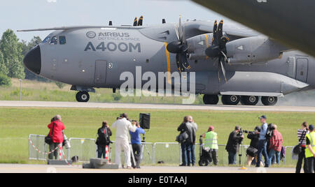 Schoenefeld, Germany. 19th May, 2014. Visitors view the start of an Airbus A400M at the ILA Berlin Air Show at the future Willy Brandt Airport BER in Selchow near Schoenefeld, Germany, 19 May 2014. Ila Berlin Air Show 2014 takes place on the southern area of Berlin-Schoenefeld airport from 20 till 25 May 2014. Photo: WOLFGANG KUMM/DPA/Alamy Live News Stock Photo
