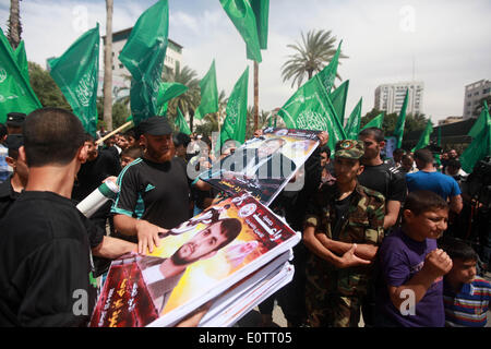 May 16, 2014 - Gaza, Palestine - Supporters of the Palestinian militant group Hamas chant slogans to support Palestinian prisoners on hunger strike at Israeli jails, while holding a rally in Gaza City on Friday, May 16, 2014. (Credit Image: © Majdi Fathi/NurPhoto/ZUMAPRESS.com) Stock Photo