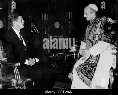 Pope Paul Vl talking with President John F. Kennedy Stock Photo