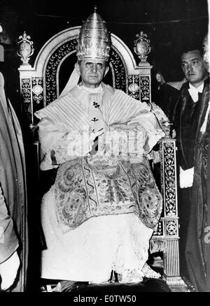 Pope Paul Vl sitting on a throne wearing the Episcopal mitre Stock Photo