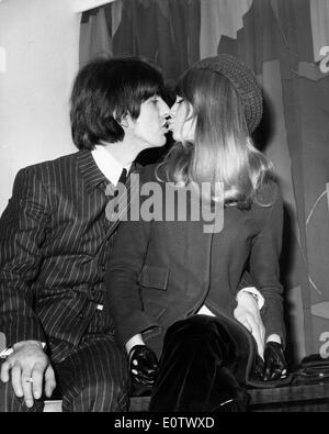 Beatle George Harrison kisses Pattie Boyd Stock Photo