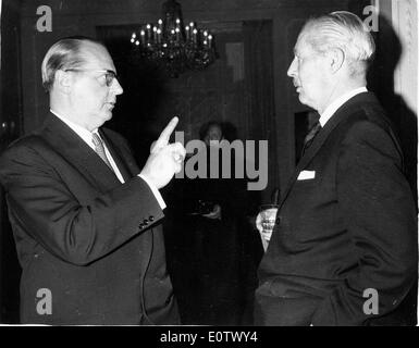 Harold Macmillan talks with Heinrich von Brentano Stock Photo