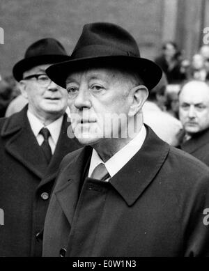 Actor Alec Guinness standing in the street Stock Photo