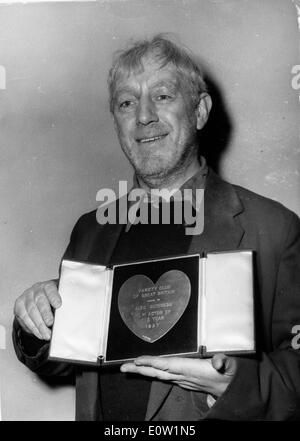 Actor Alec Guinness displays acting award Stock Photo